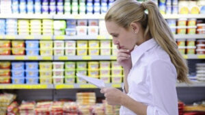 woman doing grocey shopping to eat healthy